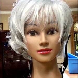 Easy to wear very attractive light grey wig.